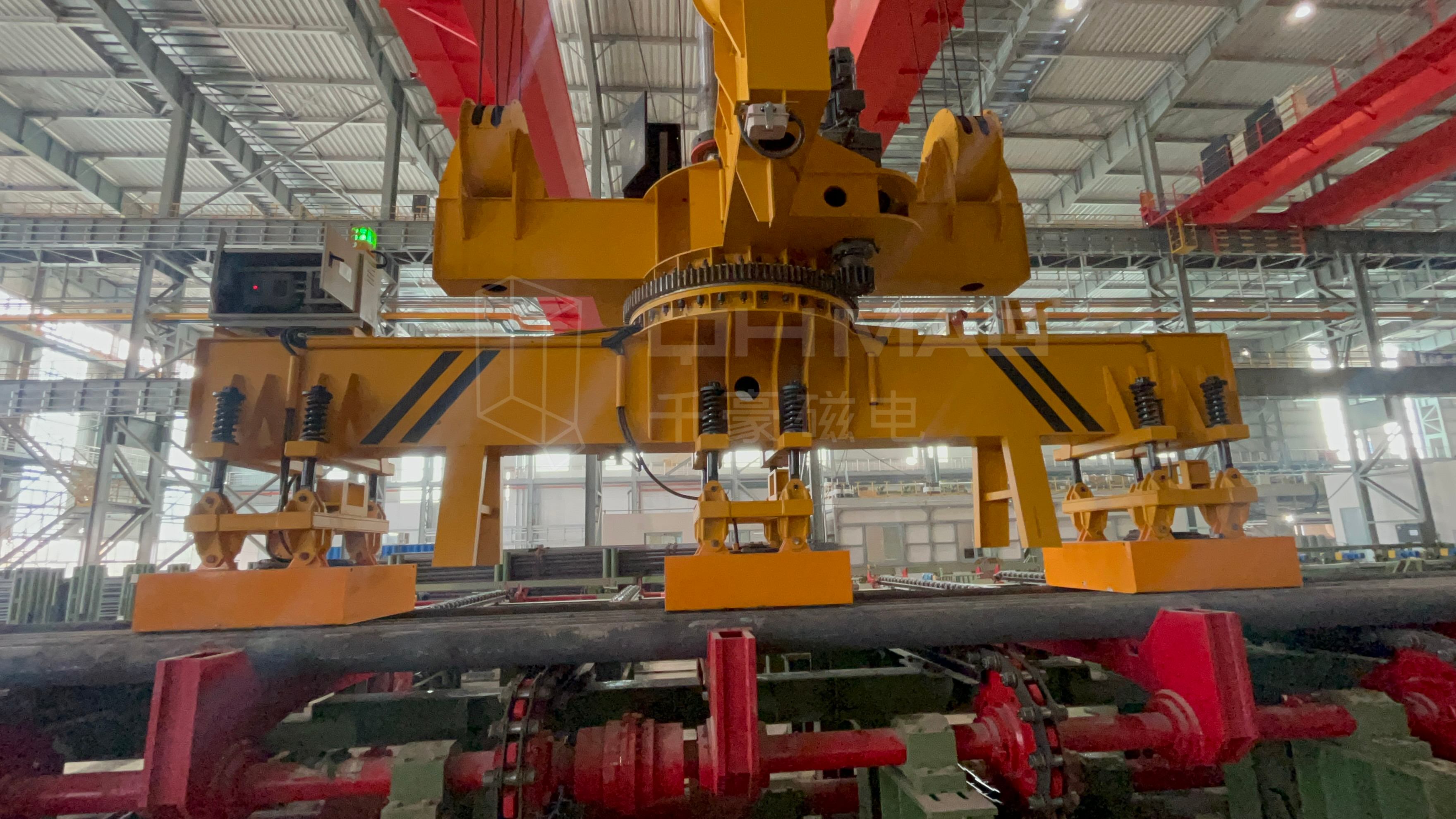 成排圓坯吊運(yùn)，圓坯吊運(yùn)，圓坯搬運(yùn)，吊圓坯，圓坯怎么吊，電永磁吊具，成排鋼管吊運(yùn)，一次吊一排圓坯，圓坯電永磁吊具，起重電永磁鐵，永磁起重器，起重電磁鐵，電磁吊，磁力吊，吊具，起重吊具，智能行車